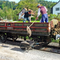 © Werner Hardmeier
SIG-Schotterkippwagen Bauart SIG mit Innenlagern. Wegen des zu grossen Abstandes vom Gleis zum Perron musste leider auf den Einsatz des handkurbelbedienten Kippmechanismus verzichtet werden. SIG-Schotterkippwagen