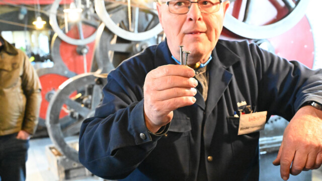 Hermann Binder from the inbahn association presents various nail patterns