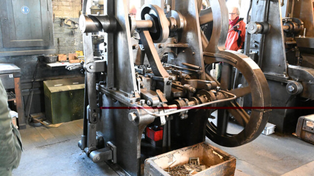 Une cloueuse historique opérationnelle construit vers 1895