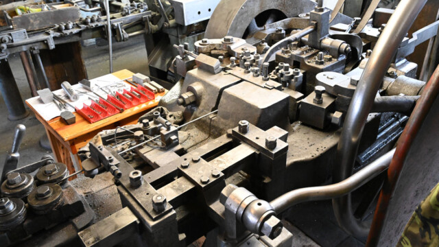 The wire infeed with the straightening rollers and the cutting station