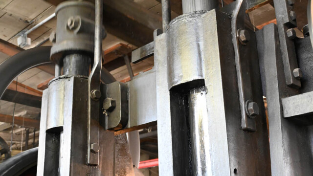 Le cylindre de percussion avec la suspension en bois pour faire les têtes de clous