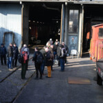 Il gruppo di visitatori attende il trasferimento con l'Xd4ü 99701 alla stazione con vista sui vari veicoli storici