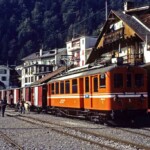Der Zug steht bereit in le Sépey. Noch ist nur Triebwagen 1 vor Ort. Ausgebüxte Kühe müssen auf dem Gleisfeld eingefangen werden. Zug in Sepey ASD Ausgebüxte Kühe