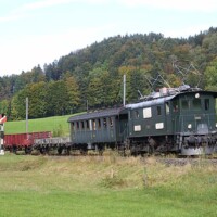 © Thomas Hollenstein
Die Be 4/4 15 passiert mit ihrem GmP gerade das Einfahrtssignal von Neuthal Be 4/4 15