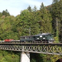 © Thomas Hollenstein
Be 4/4 15 mit einem reinrassigen GmP auf der Weissenbachbrücke bei Neuthal Be 4/4 15
