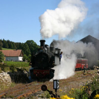 © Peter Hürzeler
Die beiden aus Portugal importierten Mallet-Dampfloks beim manövrieren auf dem Depotgelände Pré-Petitjean. Mallet-Dampflok