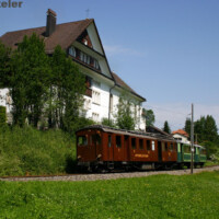 © Peter Hürzeler
Der Dieseltriebwagen BCFm 2/4 56 mit den C 13/14 kurz vor Urnäsch. Dieseltriebwagen BCFm 2/4 56