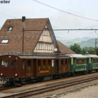 Wären da nicht so moderne Zeitzeugen wie der 20min-Zeitungskasten oder die Parabolantenne am Haus könnte man sich fast in die 1940er Jahre zurückversetzt glauben. BCFm 2/4 56 mit den C13/14 in Weissbad. BCFm 2/4 56