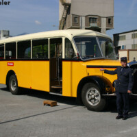 © Peter Hürzeler
Stolz präsentiert der Chauffeur unser heutiges Transportmittel. SaurerBus