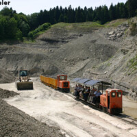 © Peter Hürzeler
Der Besucherzug vor dem normalen Lehmzug in der Grube der Ziegelei Körbligen Besucherzug Feldbahn