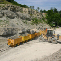© Peter Hürzeler
Die Wagen werden mit einem grossen Radschaufellader auf einfachste und vor allem schnelle Weise beladen - Der Ganze Vorgang dauert nur wenige Minuten Feldbahn
