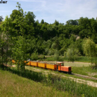 © Peter Hürzeler
Kurz nach der Grube fährt die Bahn durch das ehemalige Abbaugebiet, welches heute in eine idylische Seelandschaft umgewandelt wurde Feldbahn