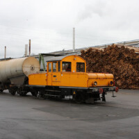 © Peter Hürzeler
Vor für eine Papierfabrik passendem Hintergund posiert die Akku-Lok für die Fotografen. Akku-Lok
