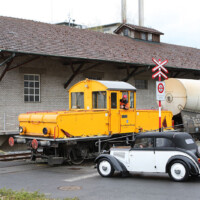 © Peter Hürzeler
Als der Direktor noch mit dem neusten Luxusautomobil den Betrieb inspizierte... Akku-Lok Direktor