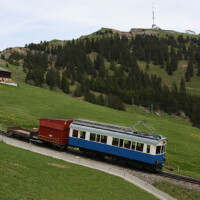 © Peter Hürzeler
Vor der Rigi präsentiert sich unser Fotozug auf der blauen Seite, bestehend aus dem BDhe 2/4 7, dem Turmwagen X 101 und dem Kkm 65. BDhe 2/4 7
