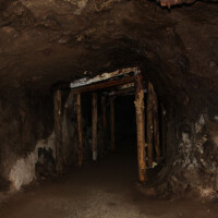 © Peter Hürzeler
Stellenweise mussten die Stollen mit Holz abgestützt werden. Stollen