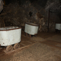 © Peter Hürzeler
Zeugen aus der früheren Abbautätigkeit sind die stellenweise noch vorhandenen Loren / Gleisanlagen der Feldbahn. Loren / Gleisanlagen