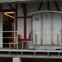 © Peter Hürzeler  Die Stirnwand des K 32 neben dem Eingang zum Museum im Güterschuppen des Bahnhofes von Engi-Vorderdorf. SGEG- Generalversammlung 2016