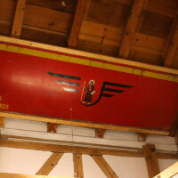 © Peter Hürzeler Vom Triebwagen 3 stammendes Seitenblech mit dem Logo der Sernftalbahn. Seitenblech mit dem Logo der Sernftalbahn.