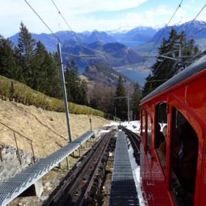 © Roman Müller In der Mittelstation Aemsigen - noch liegt Schnee als wir mit einem Extrazug dorthin gelangten. Mittelstation Aemsigen