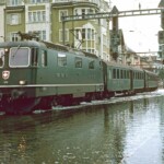 Auch die damals fast fabrikneue Re 4/4 II 11373 macht mit einem Personenzug Bekanntschaft mit dem Nass. Hoffentlich sind die Gummistiefel des Fotografen hoch genug für die heranschwappenden Wellen… 01.08.1987 Foto: E. Meier