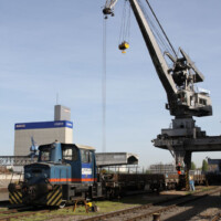 © Peter Hürzeler
Soeben wird ein mit Alubrammen beladenes Schiff gelöscht und die Fracht auf Res verteilt. Schiff gelöscht