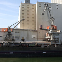 © Peter Hürzeler
Kranbalett beim löschen eines Kohlefrachters im Hafen Kleinhünigen. Kranbalett