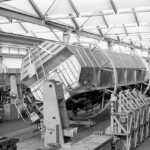 Eine spezielle Vorrichtung erlaubt es, diese Güterwagen zu drehen, so dass sie rundum einfach zugänglich sind für Reparaturen.     27.10.1974 
  Foto: Edi Meier, Bülach