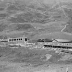 Die kleine Scheidegg fast wie in früheren Zeiten mit 3 Lokzügen der Jungfraubahn und einem Zug der Wengeneralpbahn mit altem Vorstellwagen 11.09.1982 Foto : Edi Meier