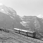 La ferrovia della Jungfrau attraversa un pendio sopra la Kleine Scheidegg. Qui la vista si apre fino al Silberhorn della Jungfrau e più lontano, nella valle di Lauterbrunnen 11.09.1982 Foto : Edi Meier