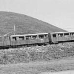 In this photo you can see very nicely how the wagon is supported on one side by the locomotive. September 11, 1982 Photo : Edi Meier